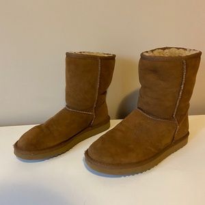 Ugg’s Classic Short Chesnut sz 7